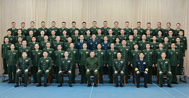 11月29日，中共中央总书记、国家主席、中央军委主席习近平到武警海警总队东：：：Ｇ富硬渴硬。！！Ｕ馐窍敖角兹冉蛹：：：Ｇ富硬坑泄赝，同各人合影留念。！！